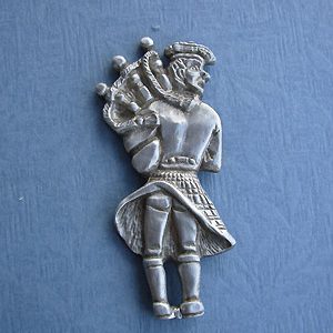 Brooch - Piper - Comical