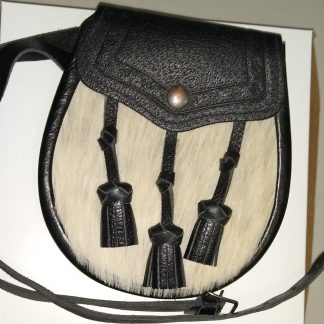 Semi Dress Sporran with Cream fur USED