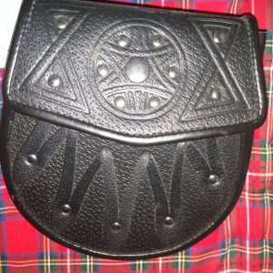 GRAIN BLACK LEATHER SPORRAN WITH BRASS STUD